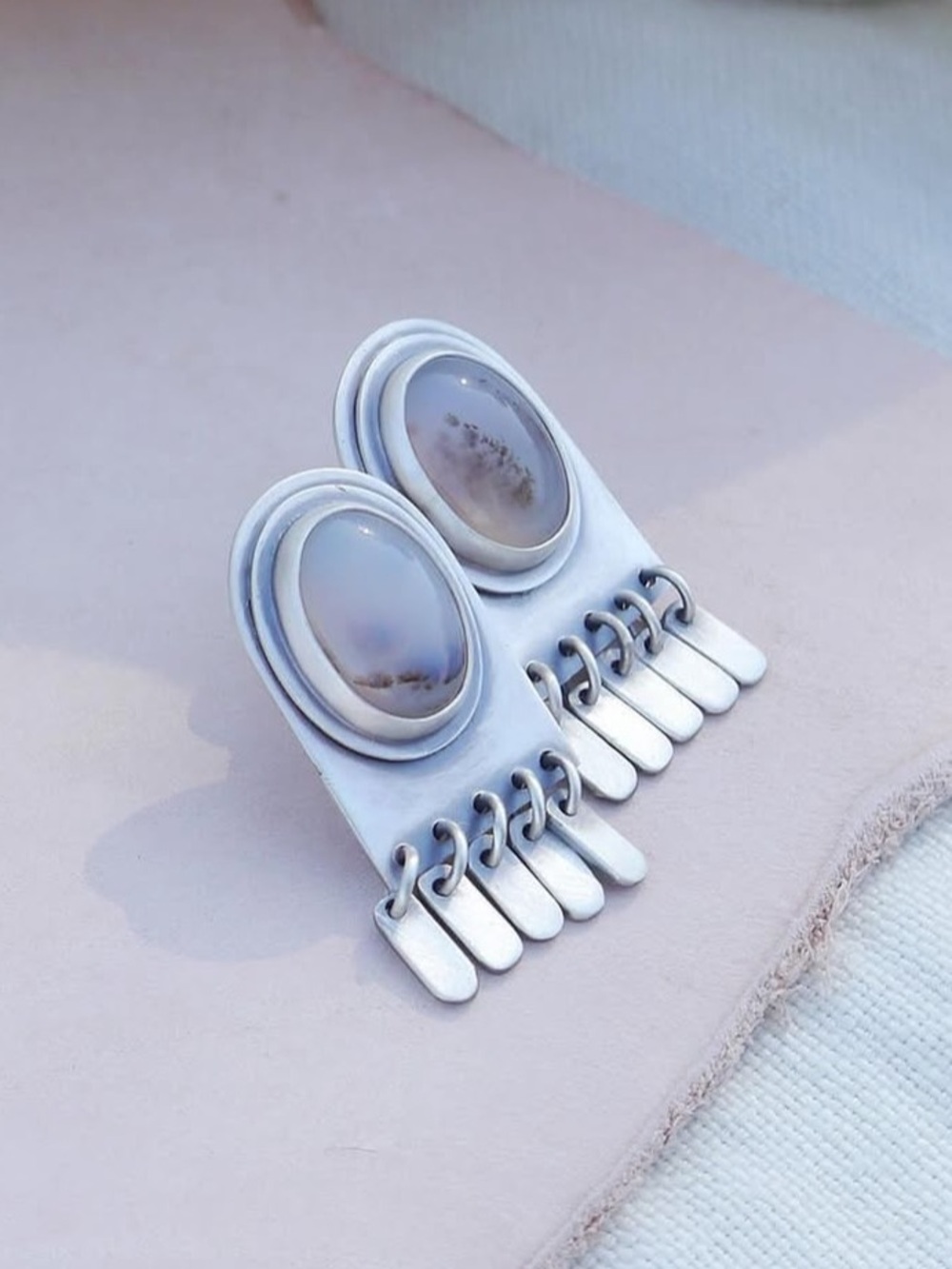 Sorrel den Silver Agate Posts